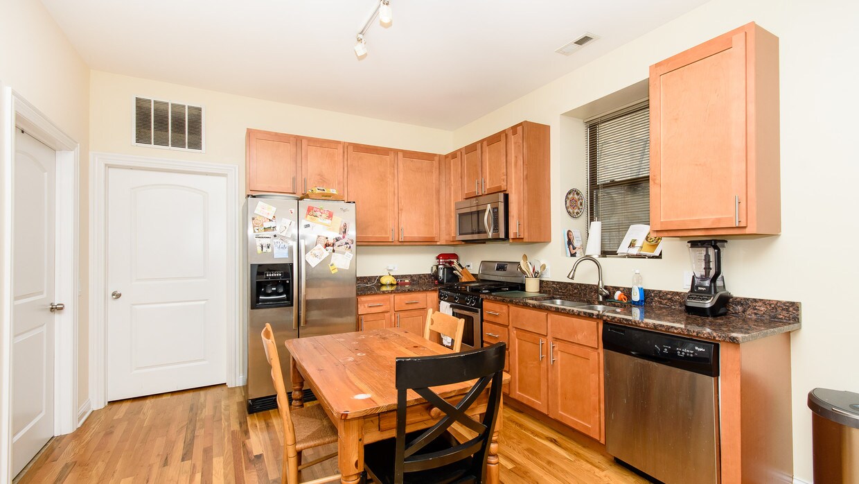 Primary Photo - 737 N May St