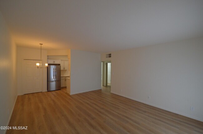 Building Photo - 5500 N Valley View Rd