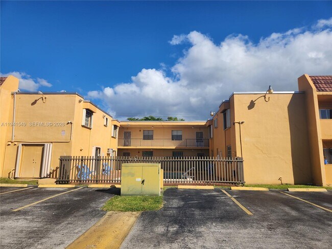 Foto del edificio - 8990 SW 24th St