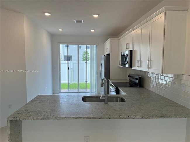 Building Photo - 136 SW 170th Ave