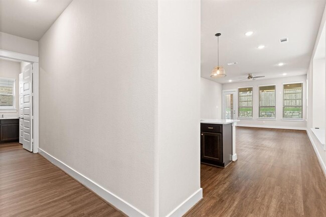 Foto del edificio - 5323 Wyatt James Ln
