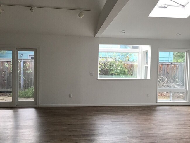 Building Photo - 3 Bedroom 2 bath plus Office Space in Nort...