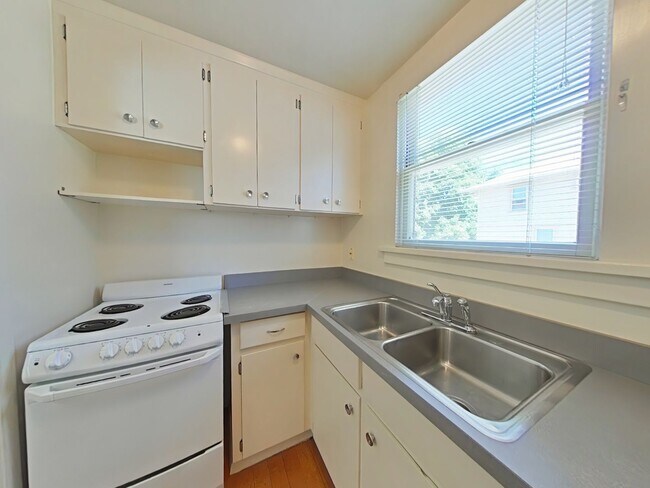 Foto del edificio - 1 Bedroom Tri-Plex ~ Close to Campus ~ Cat...