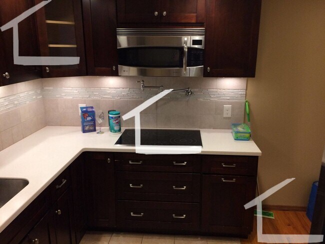 Building Photo - 6/1 Renovated 2BR condo, w/d in unit, on B...