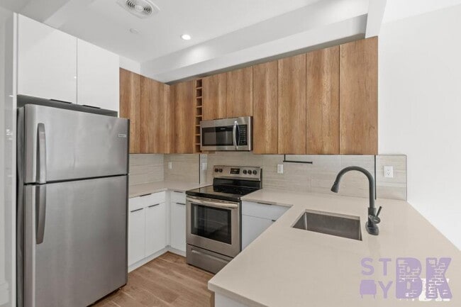 Building Photo - 3 bedroom in BROOKLYN NY 11203
