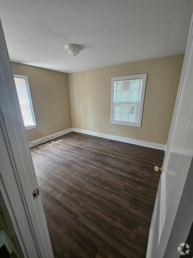 Building Photo - 810 W Residence Ave