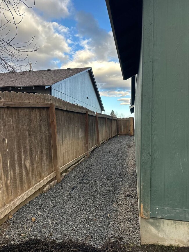 Foto del edificio - Lovely SE Single Story 3 Bedroom Home with Office!