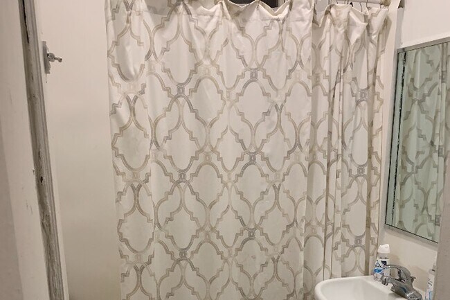 Bathroom - 1425 N Maplewood Ave