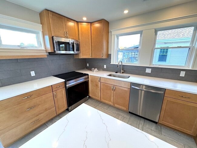 Building Photo - 14 White St