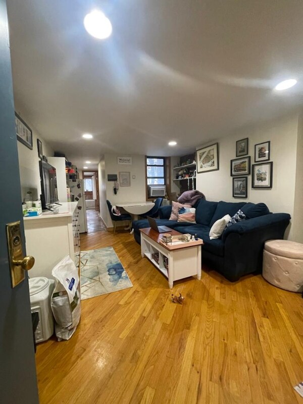 Foto del edificio - 126 E 7th St