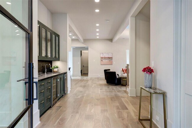 Foto del edificio - 6604 Mercer St