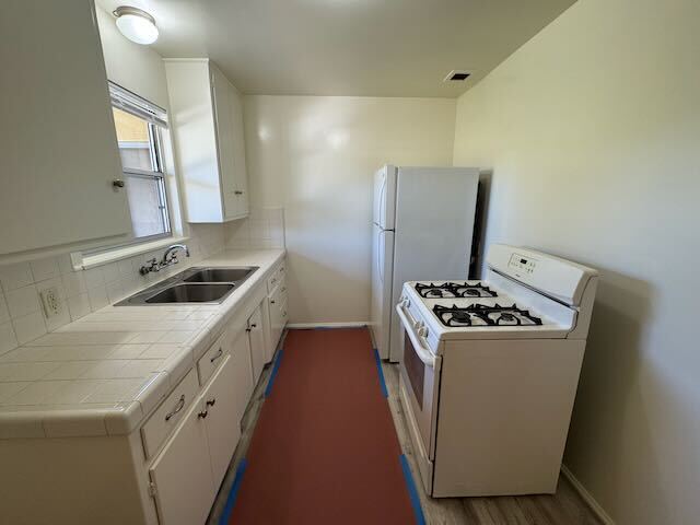 Kitchen - 1125 Huntington Dr
