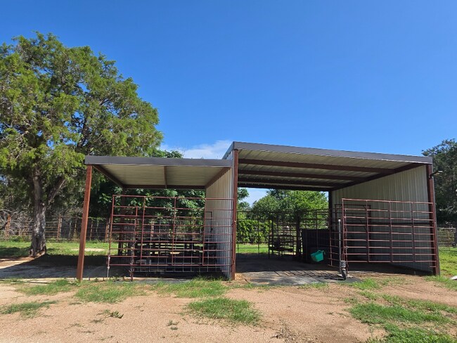 Foto del edificio - 606 Blessing Ranch Rd