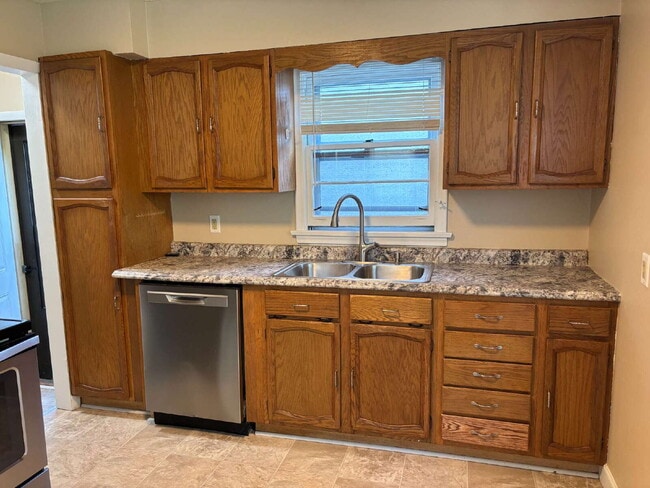 Building Photo - Charming 4-Bedroom Single Family Home on C...