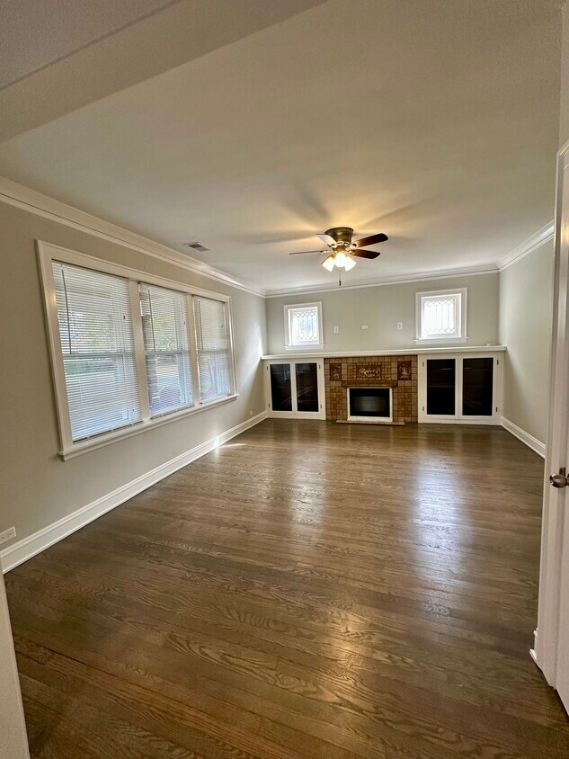 Sala de estar - 2501 Grove St