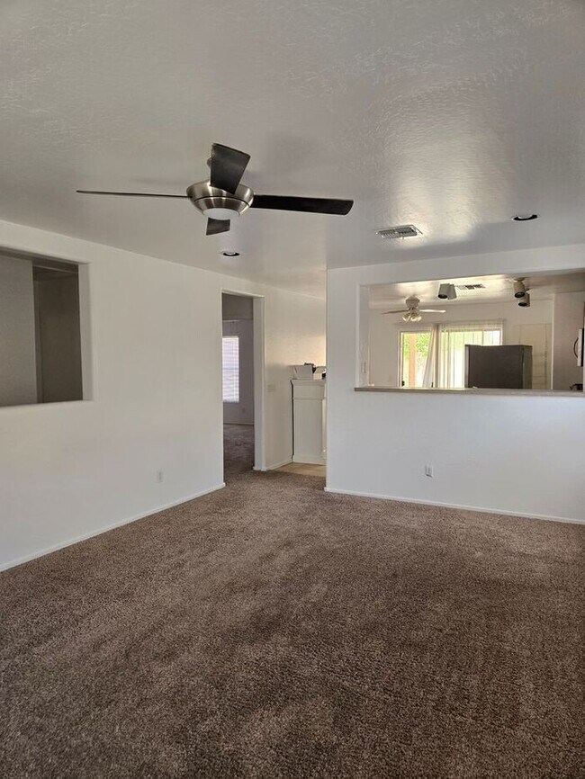 Building Photo - 2 Bedroom, 2 Bath Available Now!
