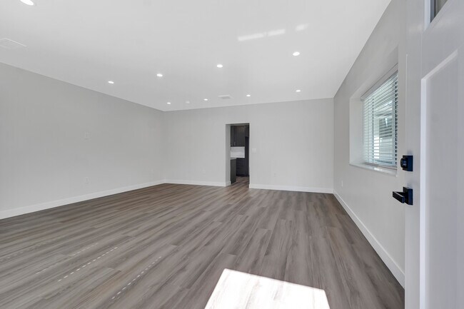 Foto del edificio - 11228 Louise Ave