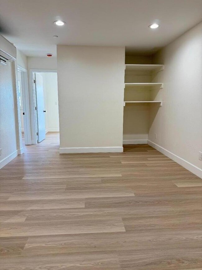 Building Photo - 318 3rd Ln