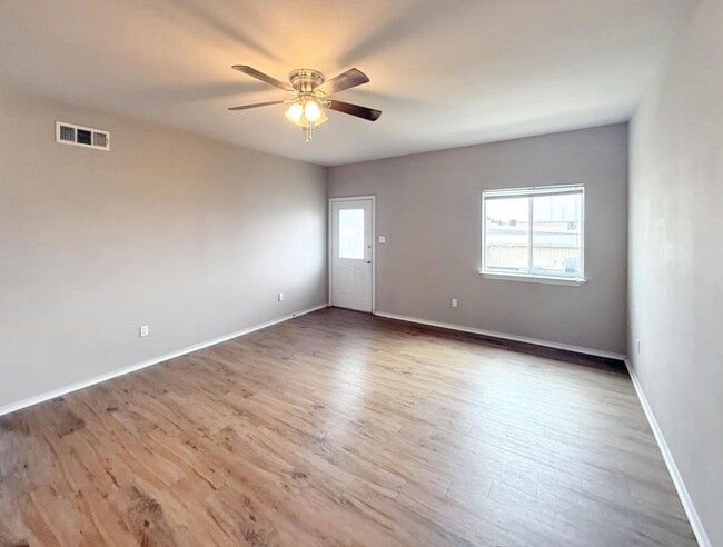 Building Photo - 510 E Hazelwood St