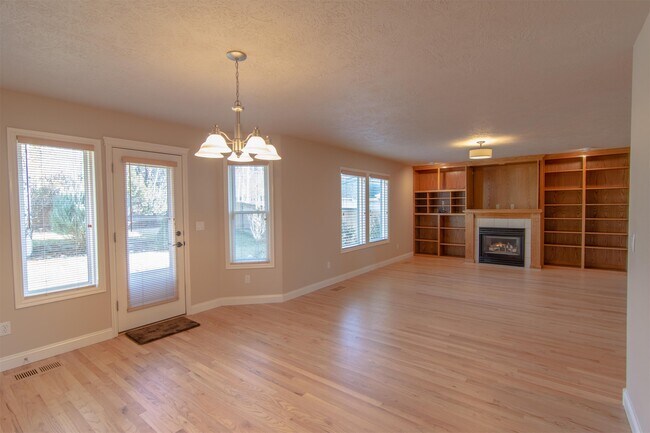 Building Photo - 1730 N Sevenoaks Way