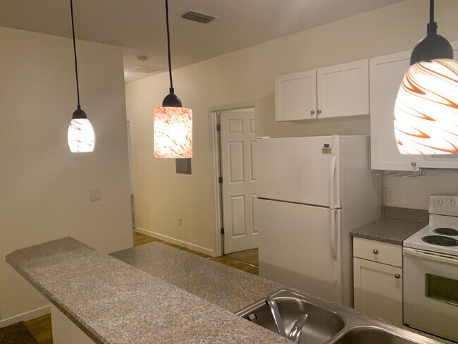 Foto del edificio - Historic Lincolnville Roommate-Ready Apartment!