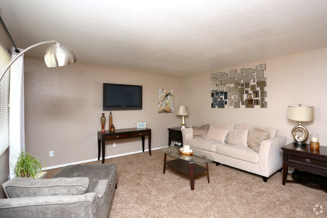 2BR, 2BA - 920SF - Living Area - Portland Park