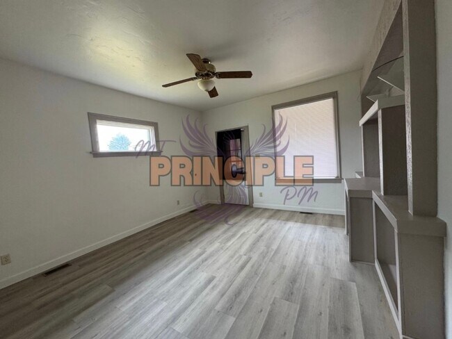 Foto del edificio - 2037 Whitman Ave