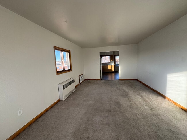 Building Photo - 302 W 7th St