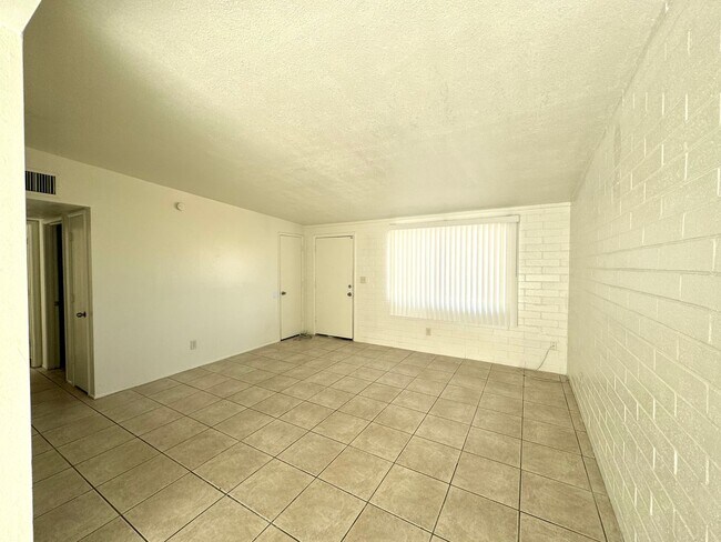 Building Photo - Central Two Bedroom 1 Bath