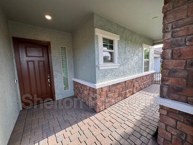 Foto del edificio - 20614 W Hillcrest Blvd