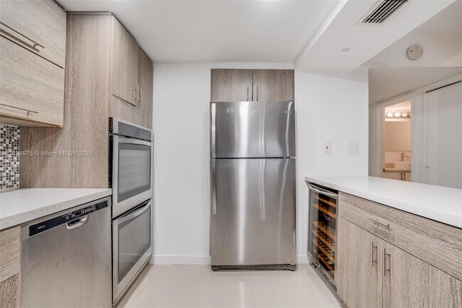 Building Photo - 20350 W Country Club Dr