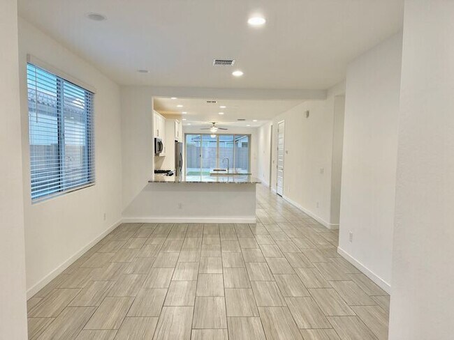 Building Photo - Desirable Neighborhood! 3 Bedroom 2 Bathro...