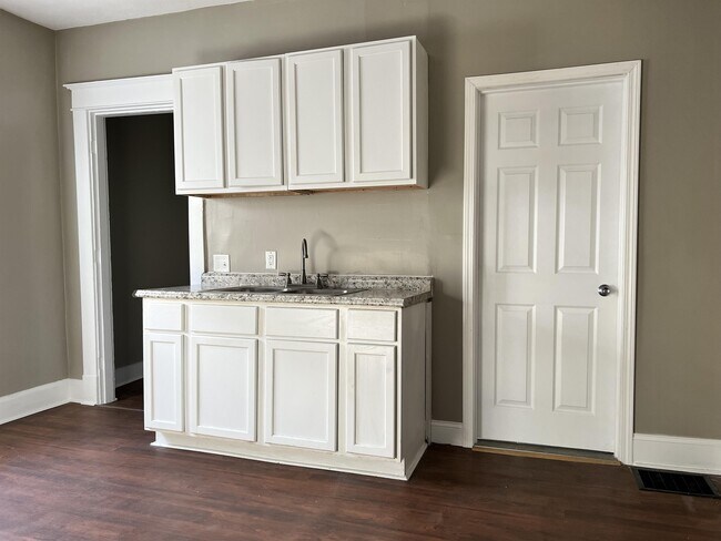 Building Photo - 858 N Gray St