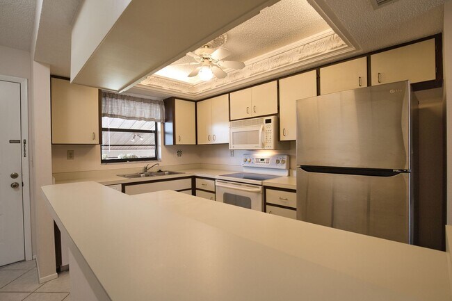 Building Photo - Annual Unfurnished 2 Bed 1 Bath Second Flo...