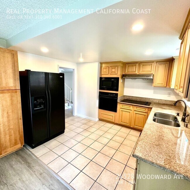 Building Photo - Spacious 4 Bedrooms, 2 1/2 Bathrooms,  2 S...