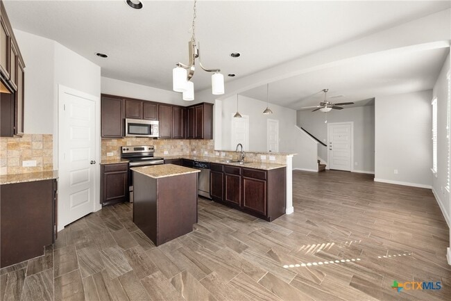 Building Photo - 561 Creekside Frst