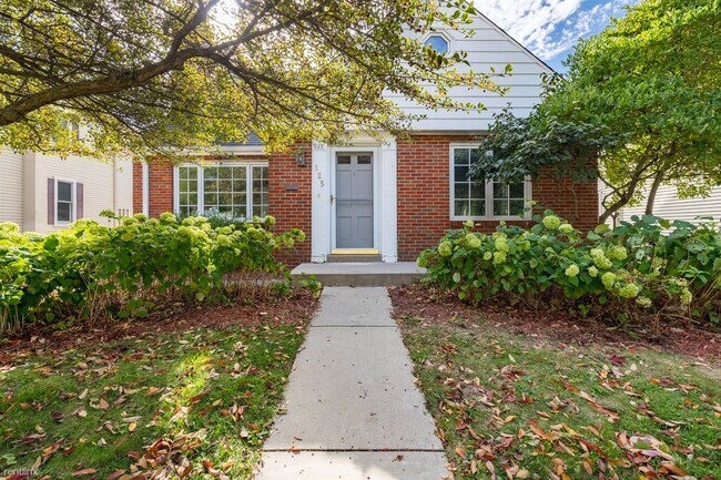 Building Photo - 4 br, 2.5 bath House - 125 West Montclaire...