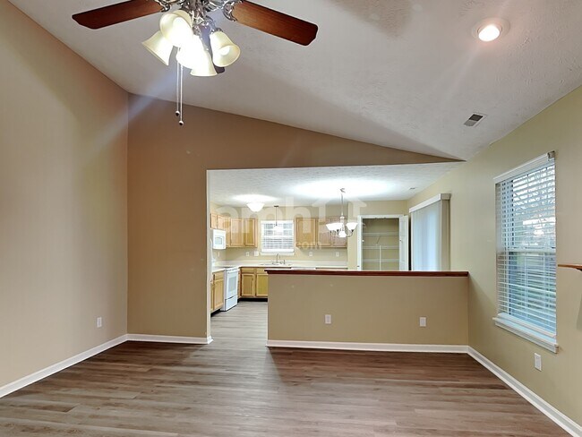 Foto del edificio - 748 Franklin Lakes Blvd