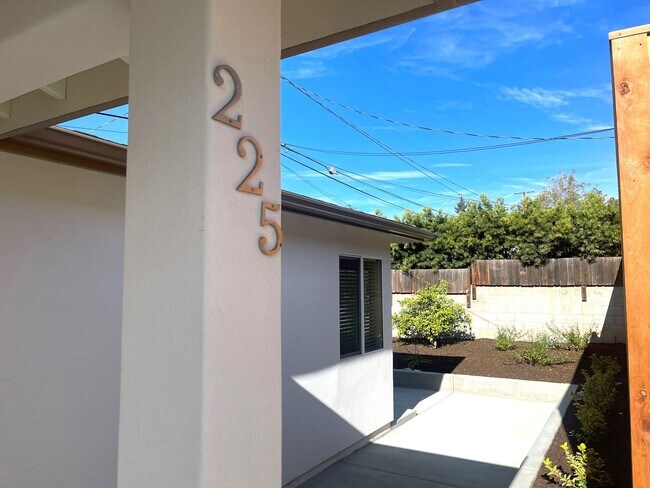Foto del edificio - 225-229 Lynn Drive