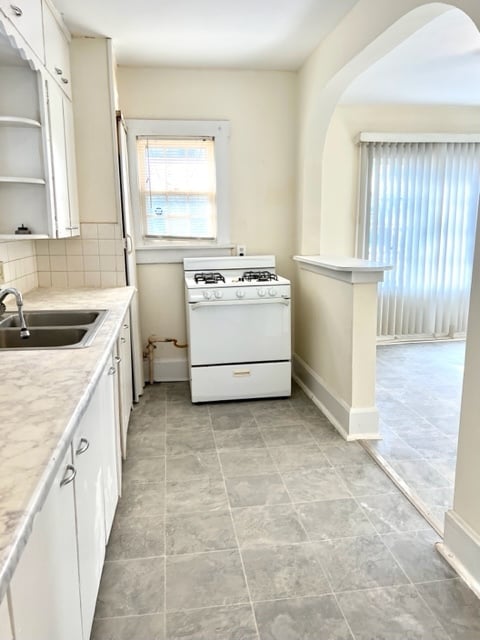 Kitchen - 517 W Minota St