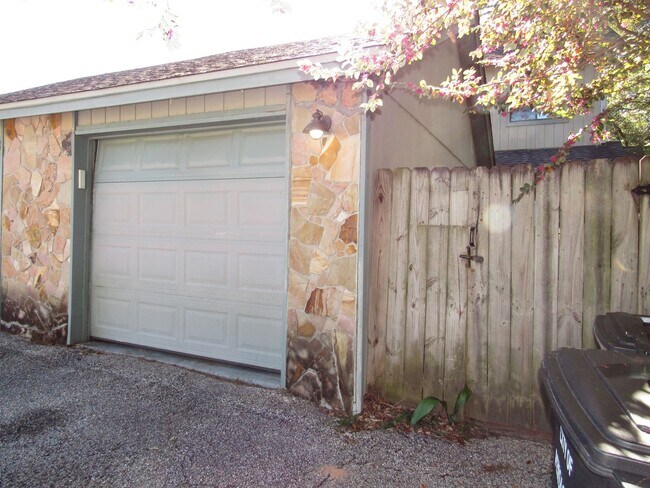 Building Photo - Convenient Northeast location!