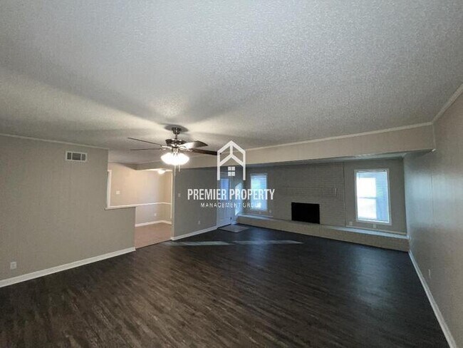 Building Photo - 4343 Riche - HALF OFF FIRST MONTH'S RENT!
