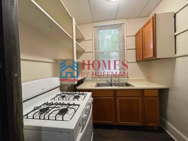 Building Photo - Efficiency Unit | Downstairs
