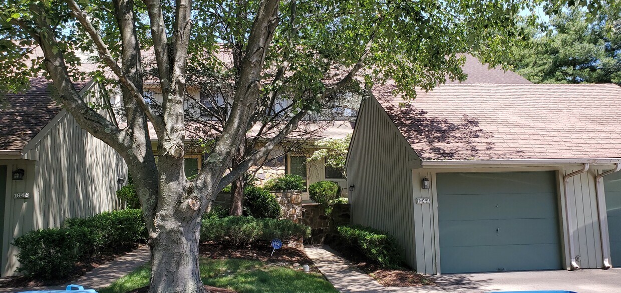 Beautiful front entrance - 1644 Hunters Ct