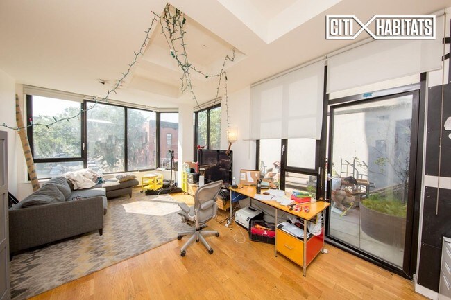 Foto del edificio - 687 Driggs Ave