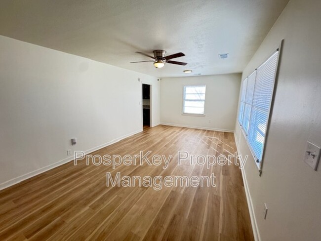 Building Photo - 205 25th St