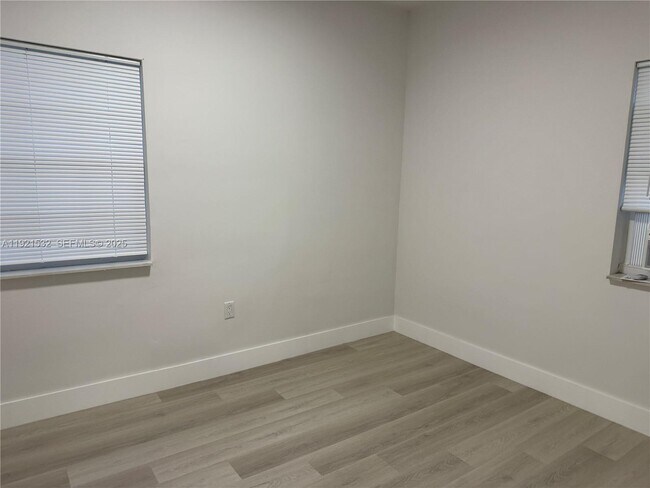 Foto del edificio - 7611 Harding Ave