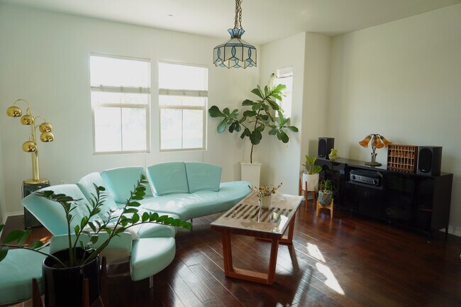 Sala de estar - 951 N Sunrise Ln