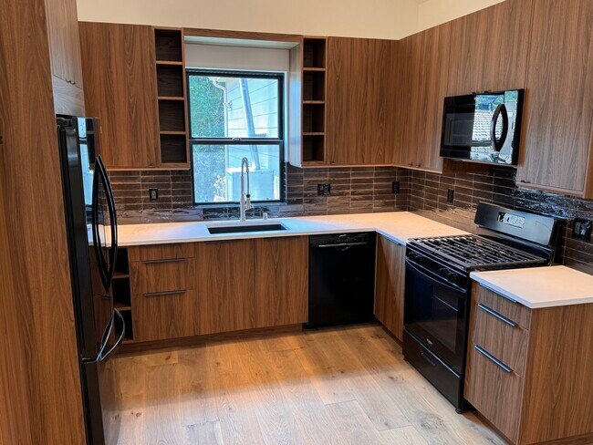 Foto del edificio - 2111 Hyperion Ave