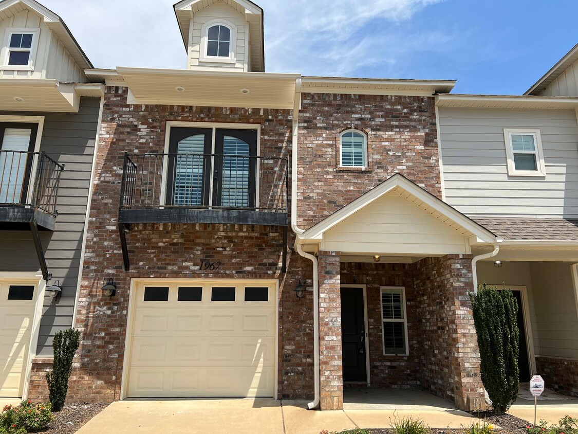 Primary Photo - 3 Bed 2.5 Bath Townhome